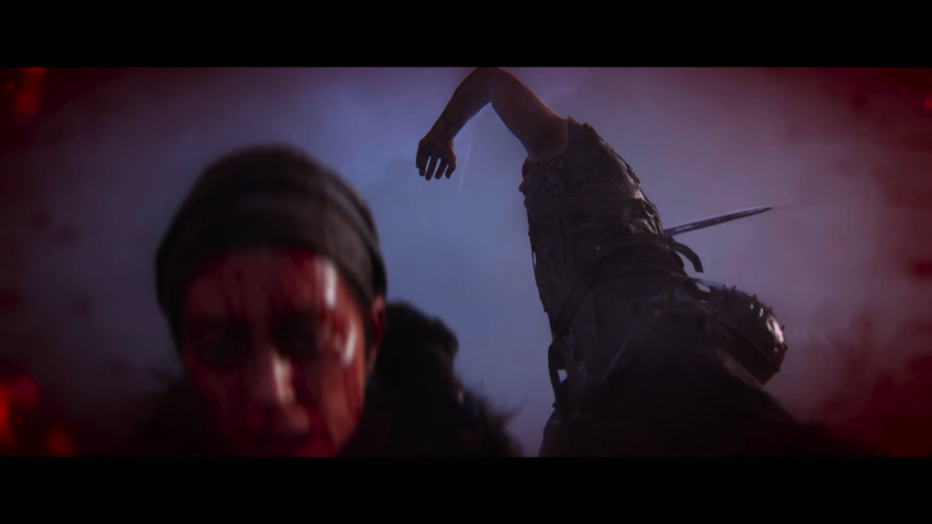 Боец падает с ножом в туманной темноте