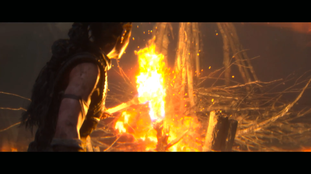 Воин смотрит на огонь в лесу ночью