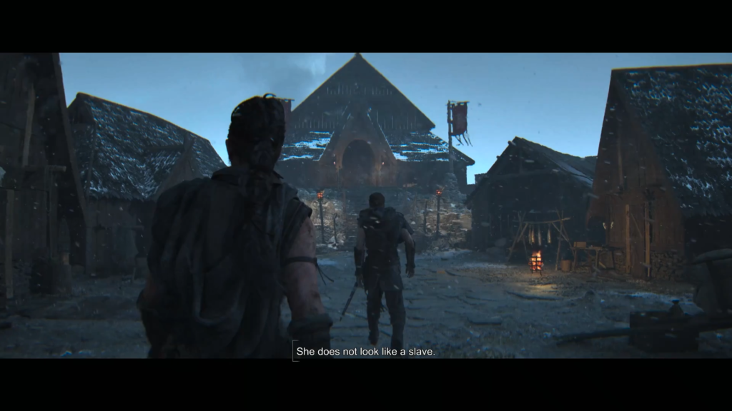 Воин идет по деревне к большому дому зимой