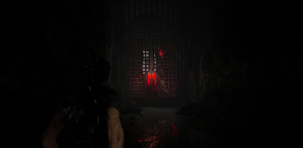 Персонаж идет к красному символу у решетки в пещере