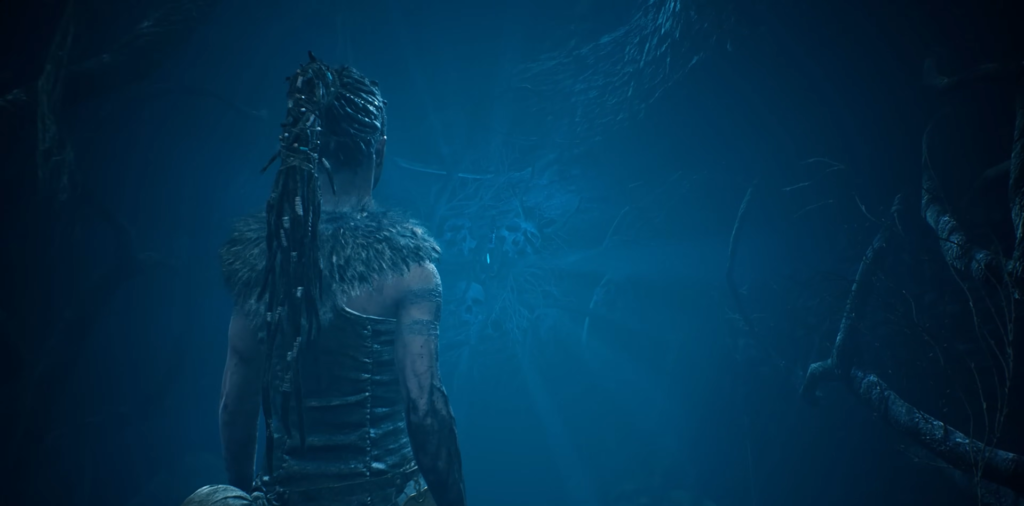 Сенуа из Hellblade стоит в синей пещере