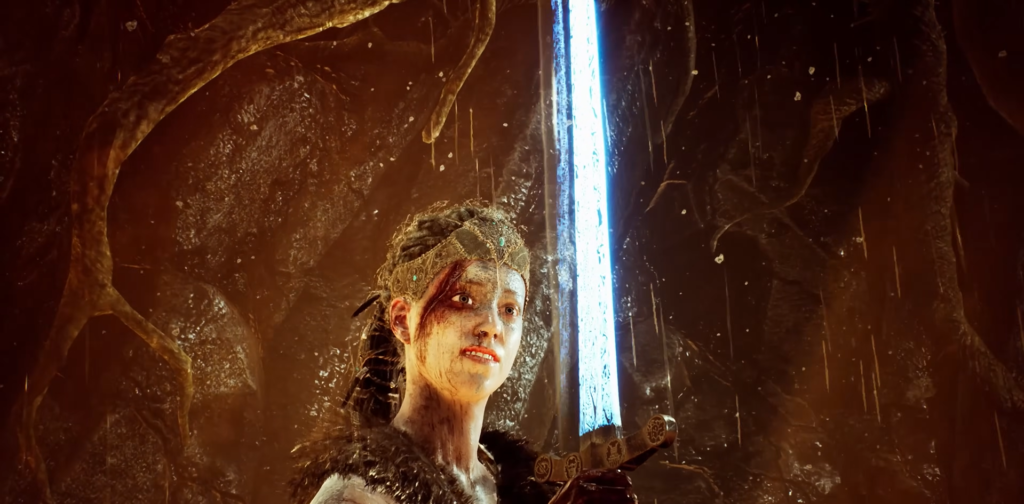 Сенуа из Hellblade держит синий меч в пещере