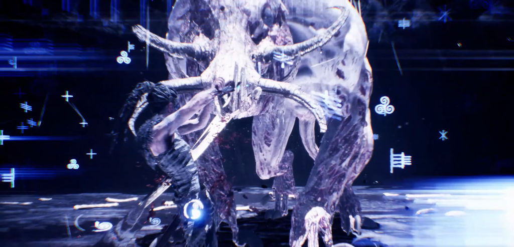 Сенуа сражается с рогатым монстром в темноте