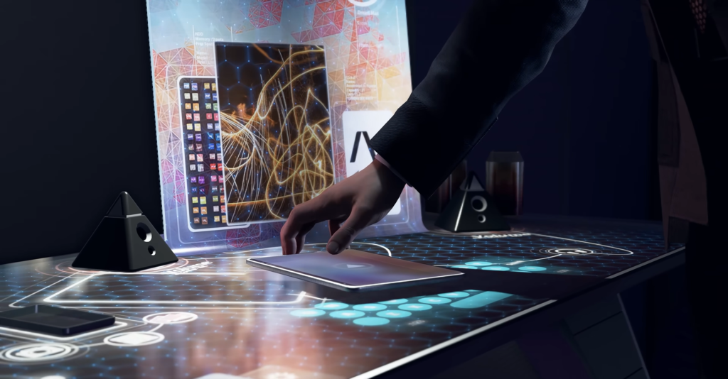 Рука в костюме нажимает сенсорную панель на столе