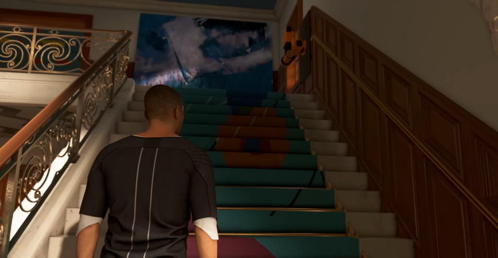 Мужчина поднимается по лестнице в доме