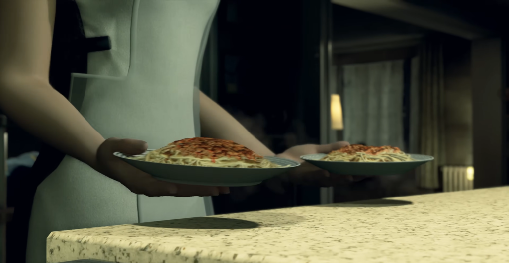 Человек в фартуке держит две тарелки спагетти на кухне