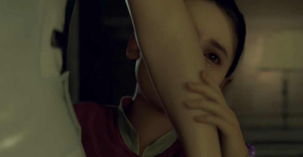 Девочка обнимает ногу взрослого в комнате