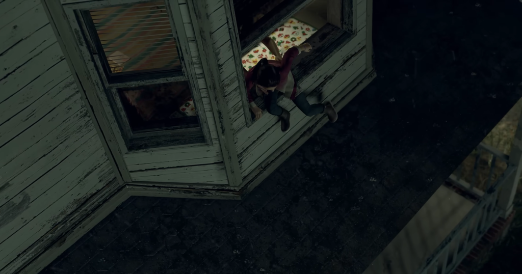 Девушка выпрыгивает из окна деревянного дома ночью