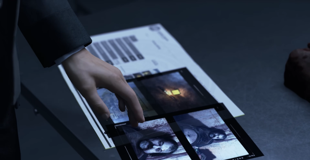 Рука листает фотографии на планшете на столе