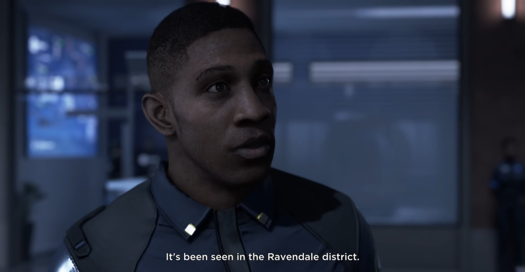 Мужчина говорит в помещении с синими экранами