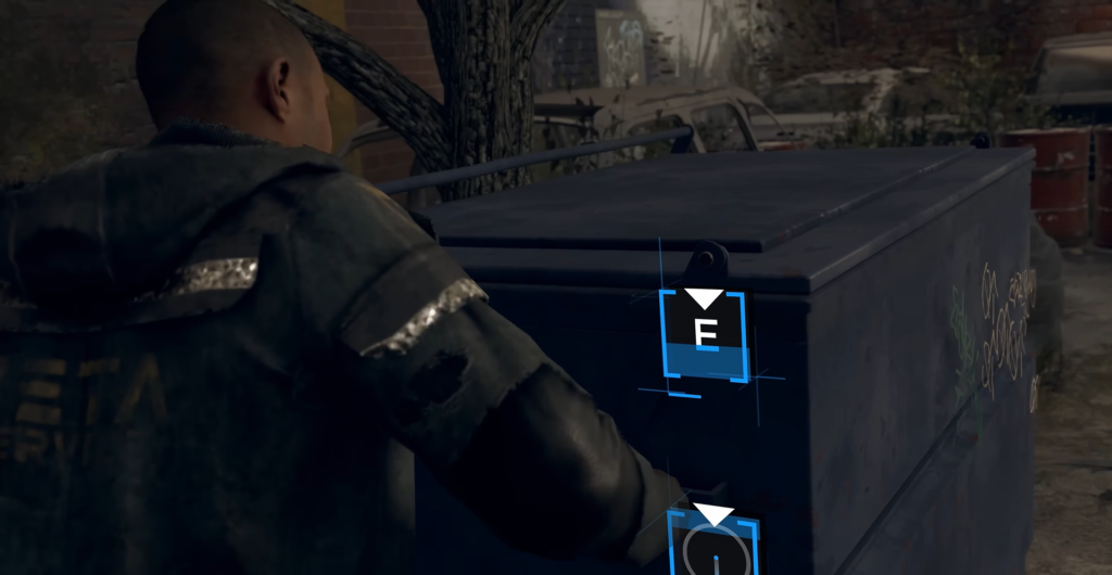 Мужчина открывает синий контейнер во дворе с граффити