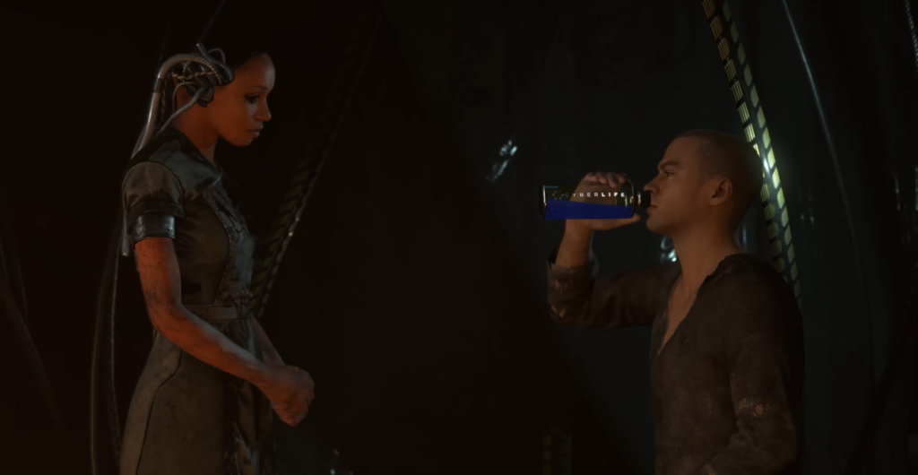 Мужчина пьет из синей бутылки рядом с женщиной в помещении