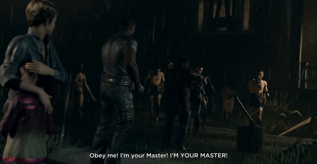 Люди стоят под дождём у здания ночью