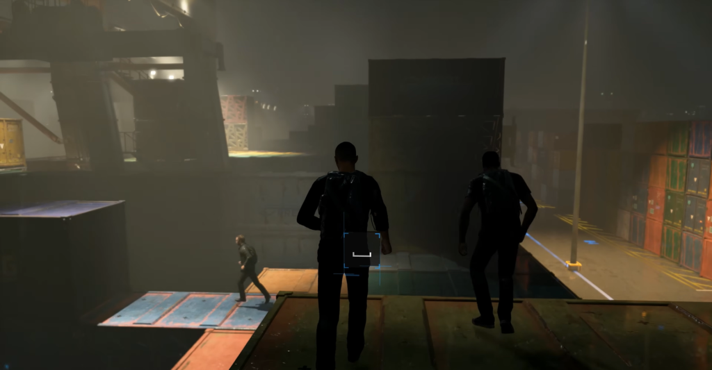 Два человека бегут по контейнерам в порту