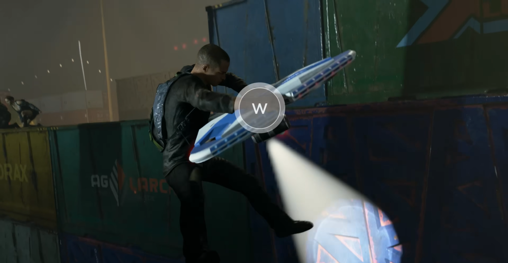 Мужчина карабкается по контейнерам ночью под прожектором