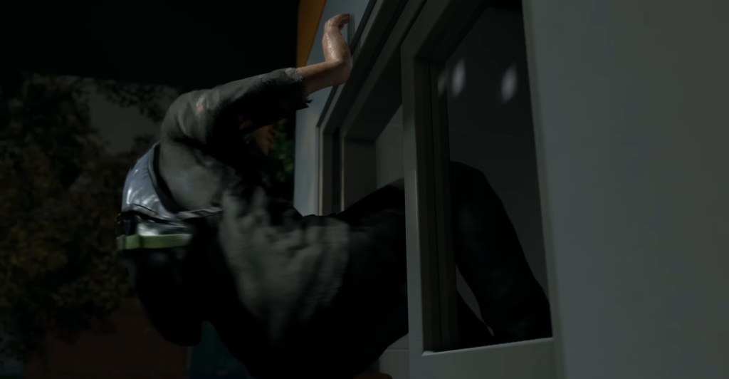 Человек с рюкзаком лезет в окно ночью