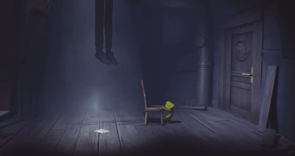 Шестая в жёлтом плаще прячется за стулом в комнате