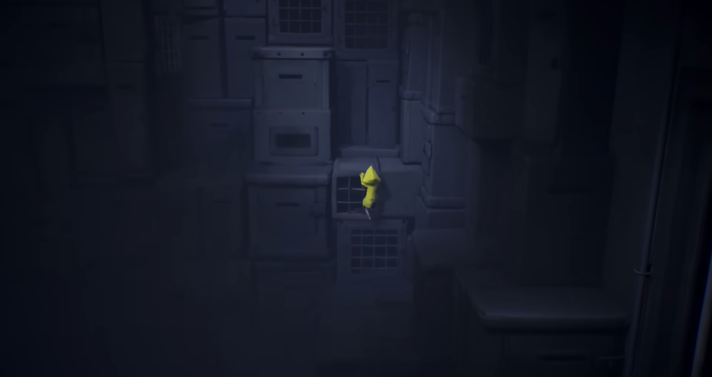 Шестая из Little Nightmares карабкается по серым ящикам