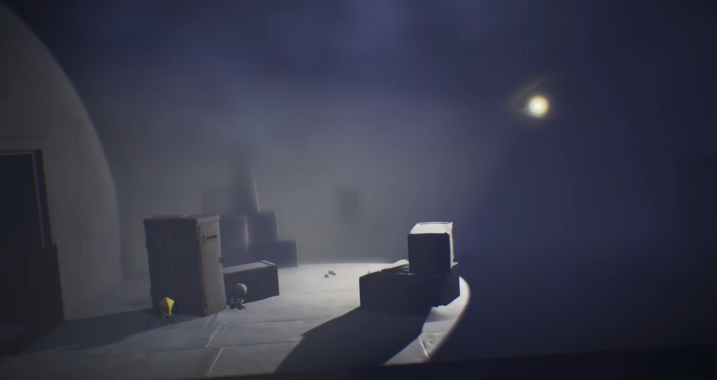 Персонаж в жёлтом плаще идёт среди коробок в комнате