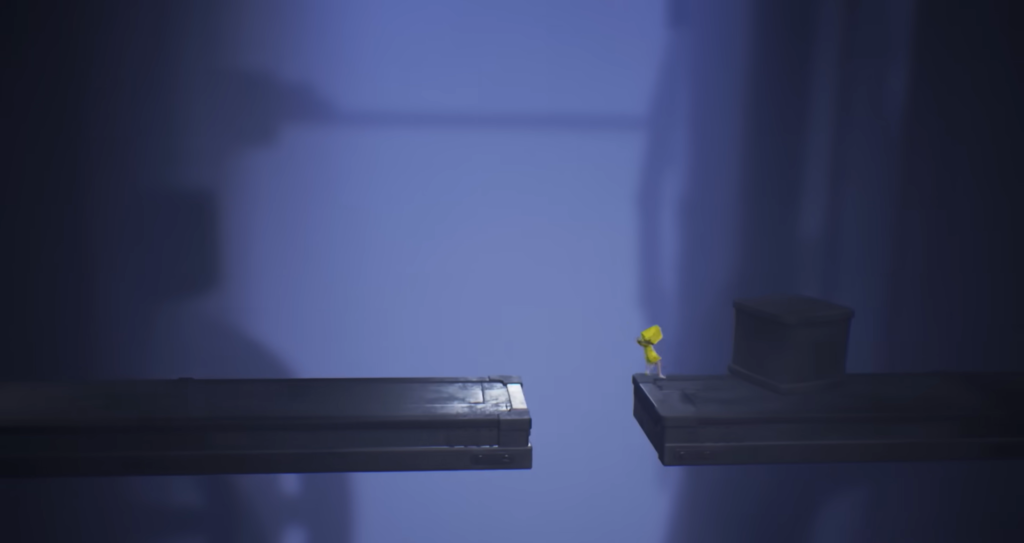 Шестая из Little Nightmares стоит на платформе в тумане