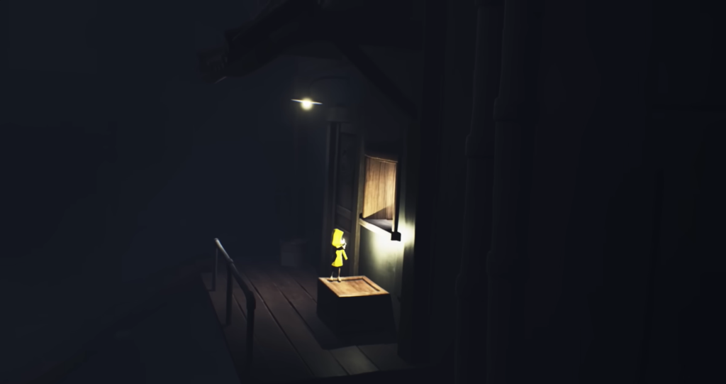 Шестая из Little Nightmares стоит на ящике в коридоре