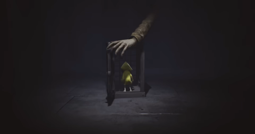 Шестая из Little Nightmares стоит в клетке в темноте
