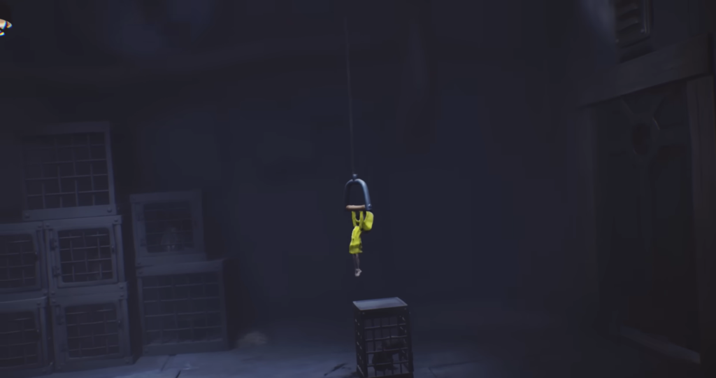 Шестая из Little Nightmares висит на цепи в комнате