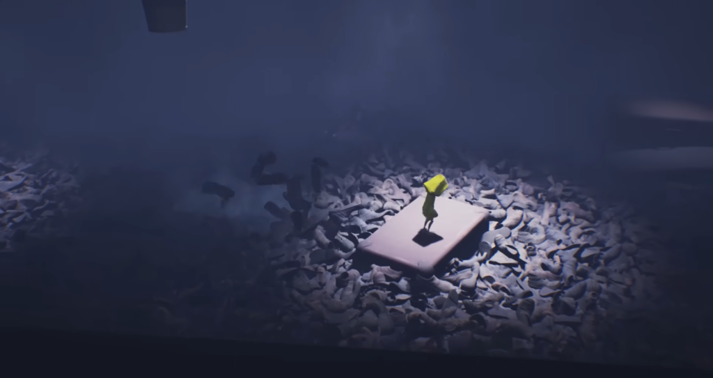 Шестая из Little Nightmares стоит на матрасе