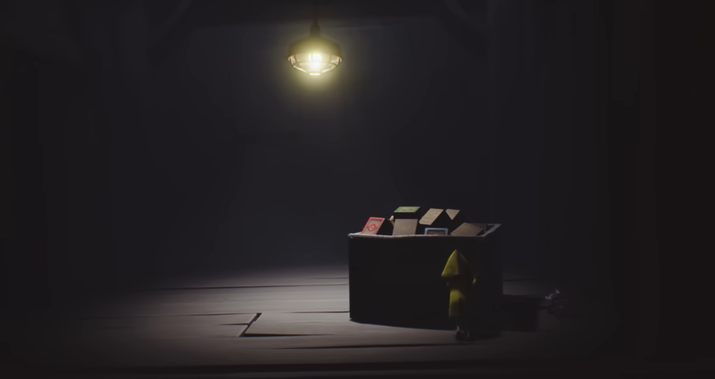 Шестая из Little Nightmares стоит у коробки под лампой