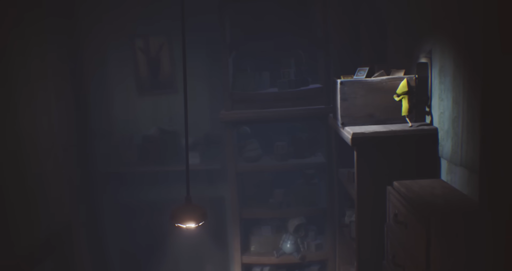 Шестая из Little Nightmares карабкается по шкафу в комнате