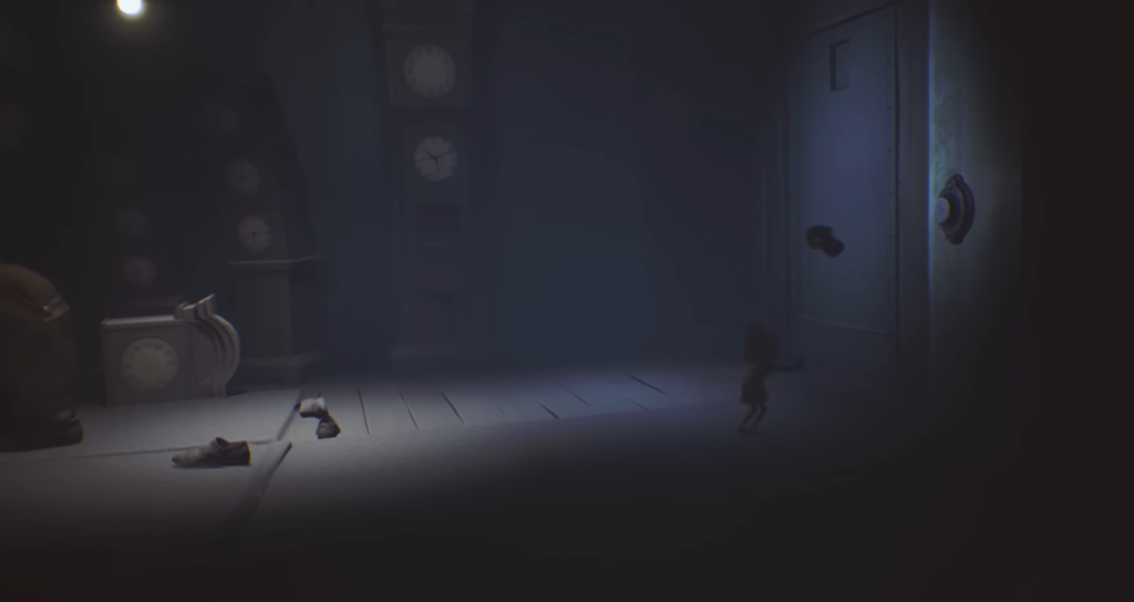 Маленькая фигура открывает дверь в тёмной комнате