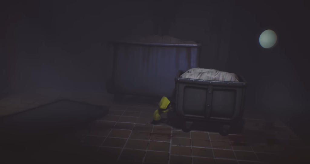 Шестая из Little Nightmares толкает тележку в комнате
