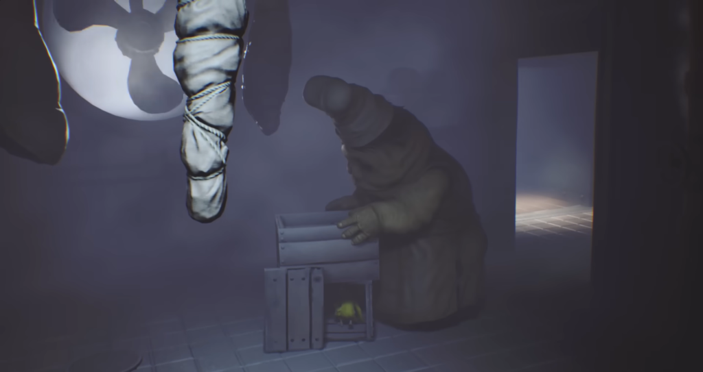 Толстяк из Little Nightmares открывает ящик в комнате