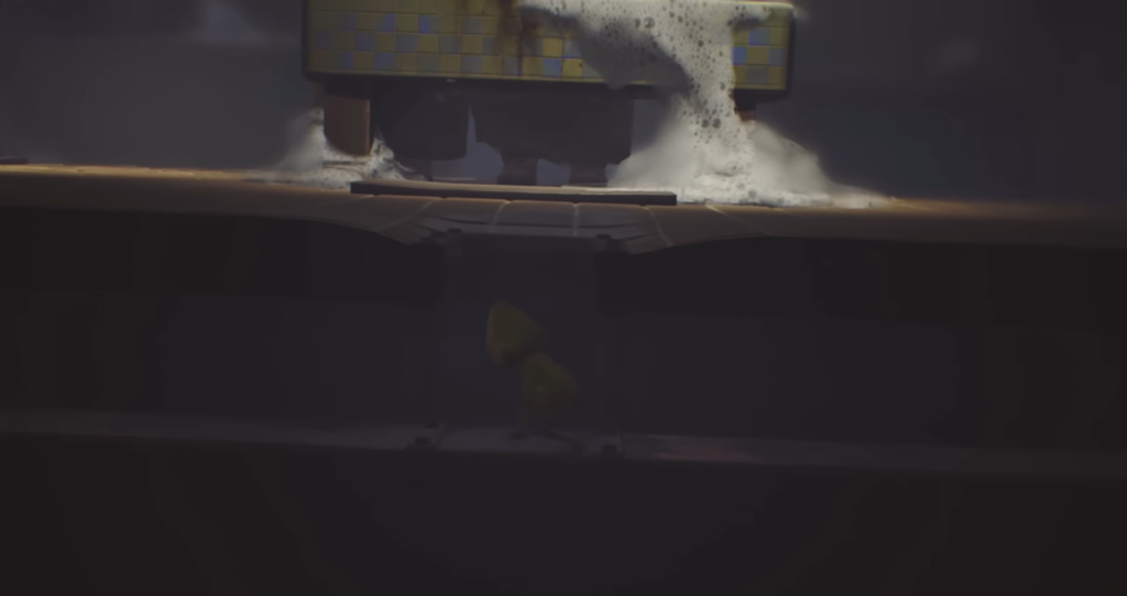 Пена стекает с ванны в темной комнате