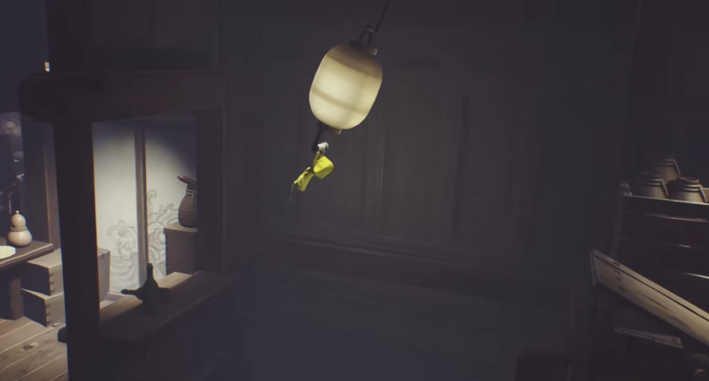 Шестая из Little Nightmares висит на фонаре в комнате