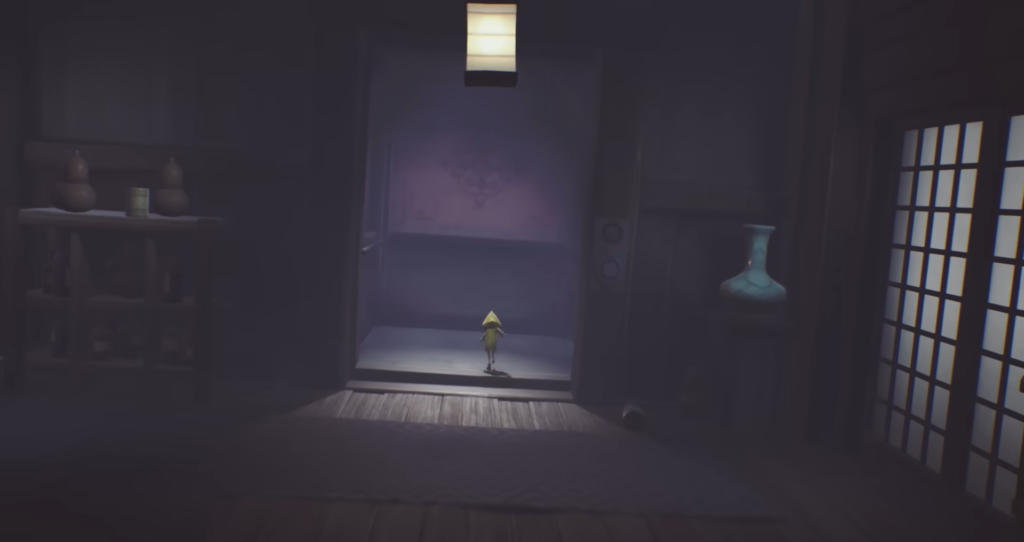 Шестая из Little Nightmares стоит в комнате с лифтом