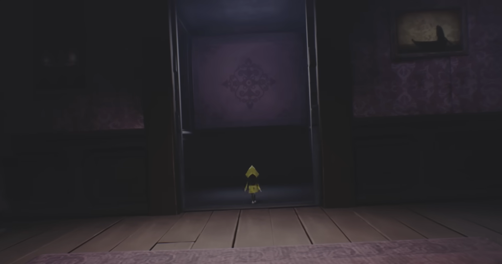 Шестая из Little Nightmares стоит у лифта в комнате