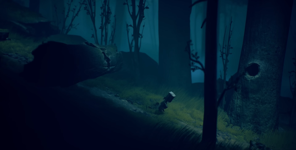 Мальчик с бумажным пакетом на голове идет по лесу