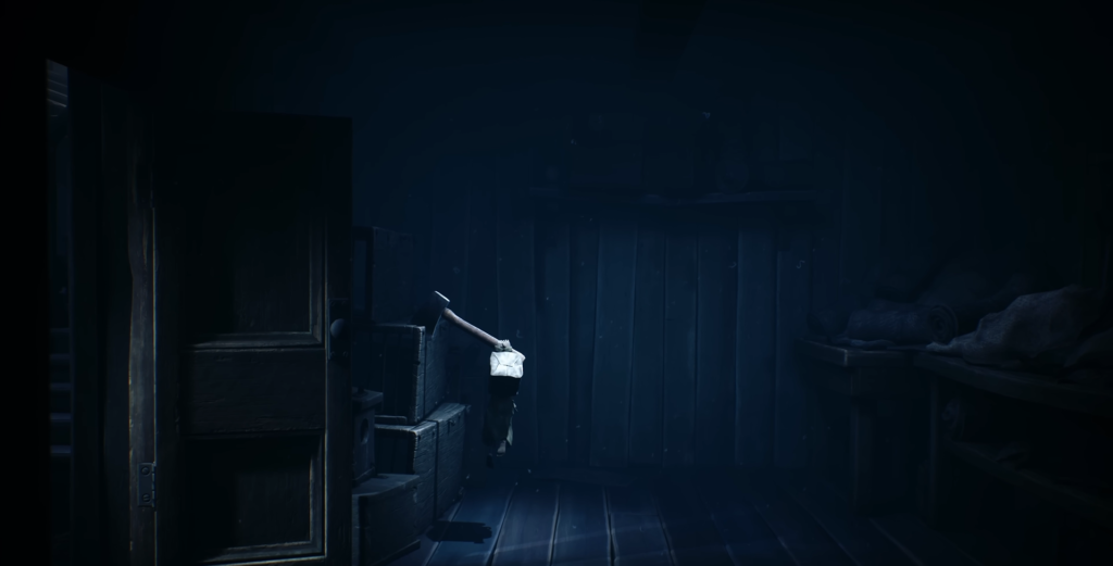 Мальчик держится за топор в деревянной комнате