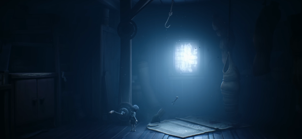 Девочка стоит в темной комнате у механизма