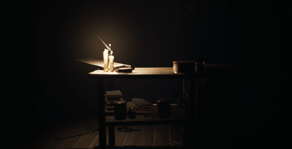 Свечи горят на столе в тёмной комнате