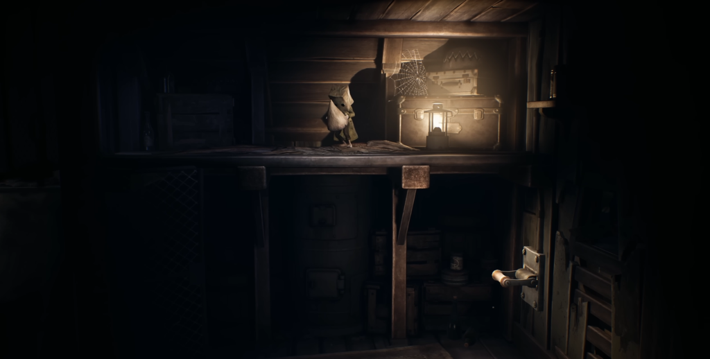 Шестой из Little Nightmares стоит у сундука в сарае