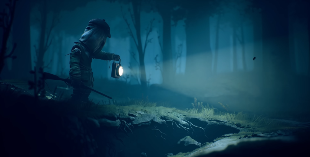 Охотник держит фонарь в туманном лесу