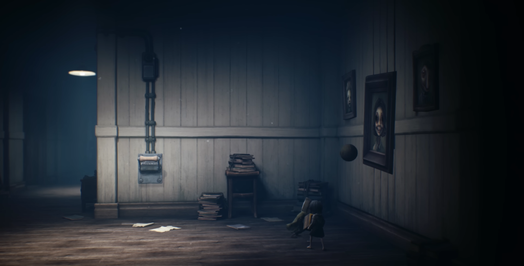 Шестая из Little Nightmares стоит в комнате с картинами