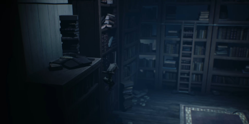 Маленькая фигура карабкается по книжному шкафу в библиотеке