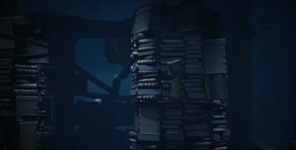 Маленькая фигура карабкается по стопке книг в темноте