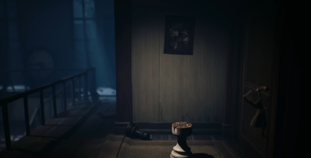 Шахматная пешка стоит на полу в комнате