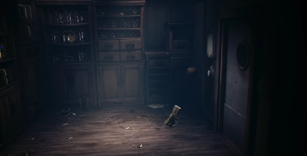 Шестая из Little Nightmares идет по комнате кухни