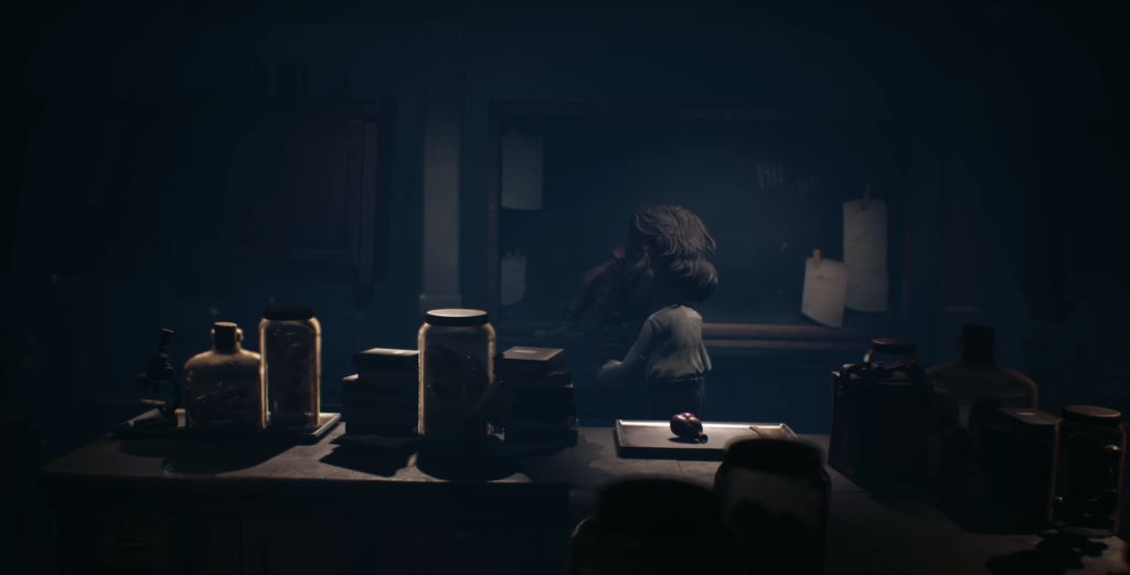 Девочка обнимает мужчину в темной комнате с банками