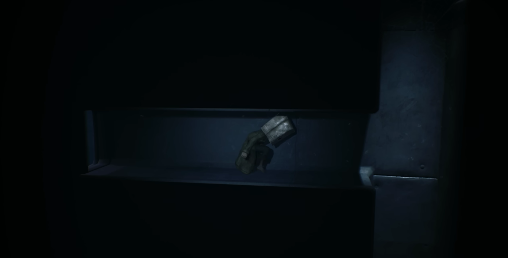 Рука в перчатке тянется из синего ящика